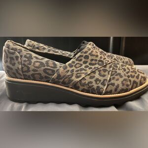 CLARKS  Women's Sharon Slip-On Wedge Loafer~Gray Leopard Suede-Size 8